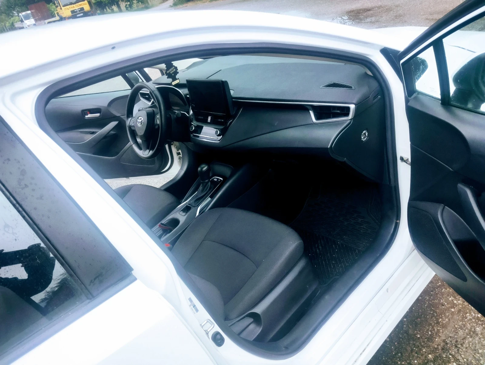 Toyota Corolla 1, 8 hybrid , снимка 8 - Автомобили и джипове - 55656202