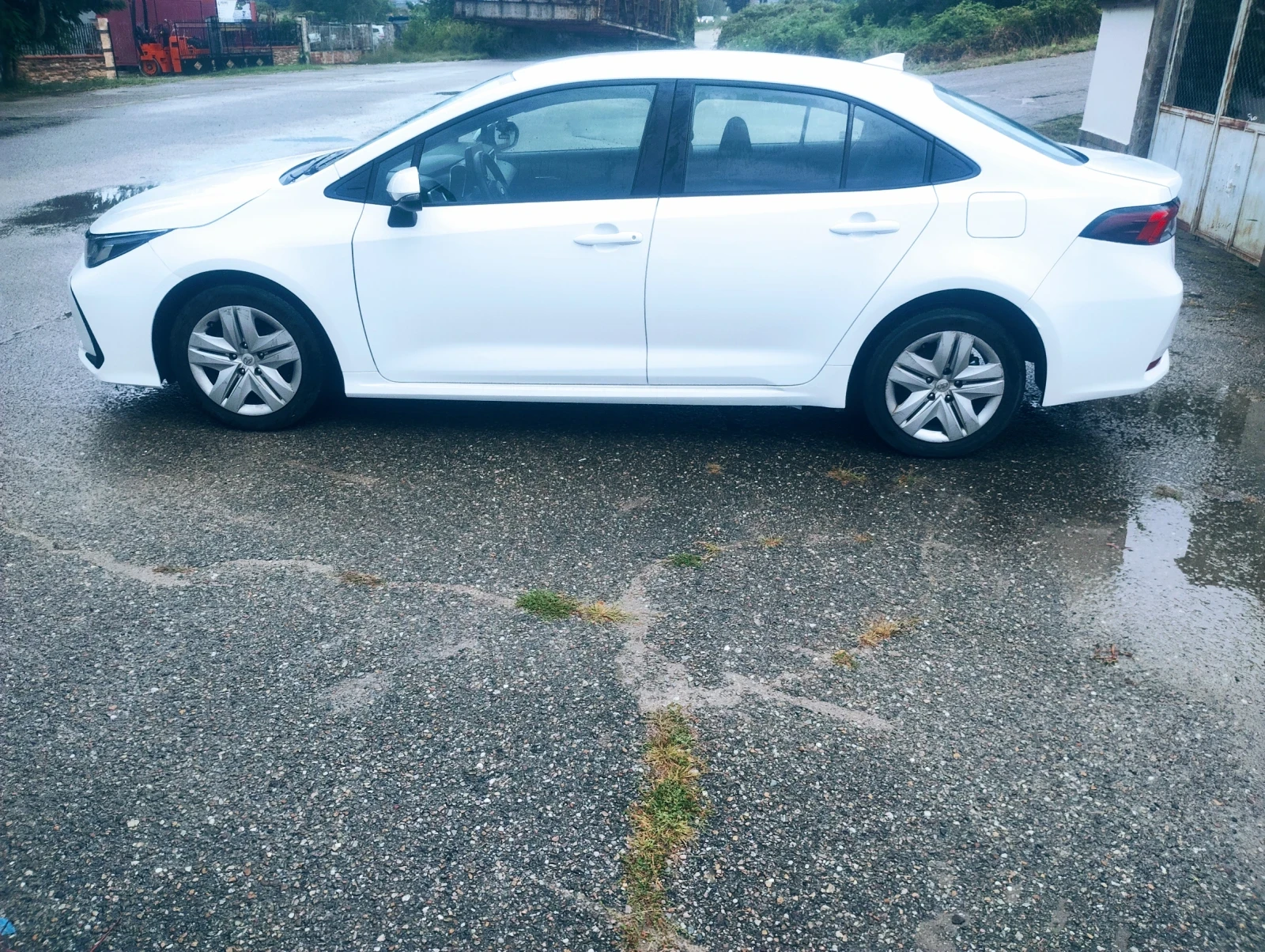 Toyota Corolla 1, 8 hybrid , снимка 5 - Автомобили и джипове - 55656202