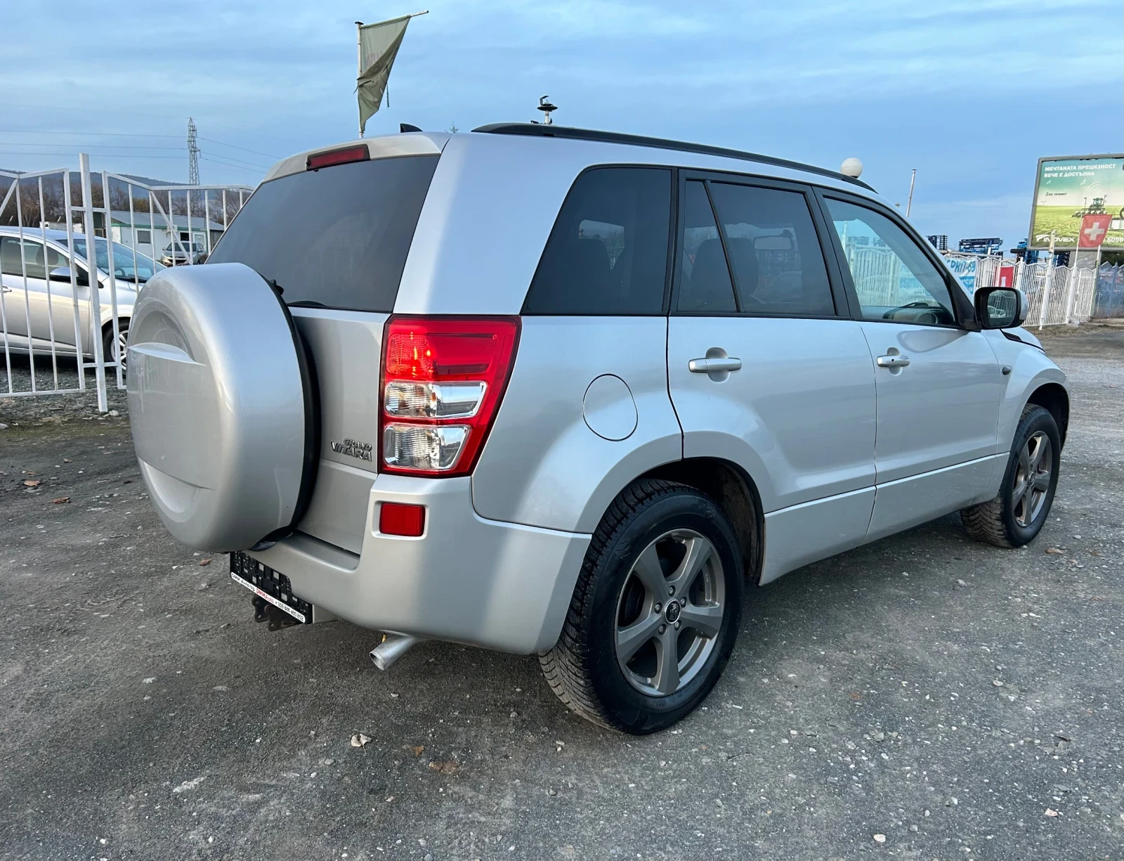 Suzuki Grand vitara 2.0i - 140 кс * БЕНЗИН-ГАЗ* 4Х4 /НАВИГАЦИЯ* КЕЙЛЕС - изображение 4