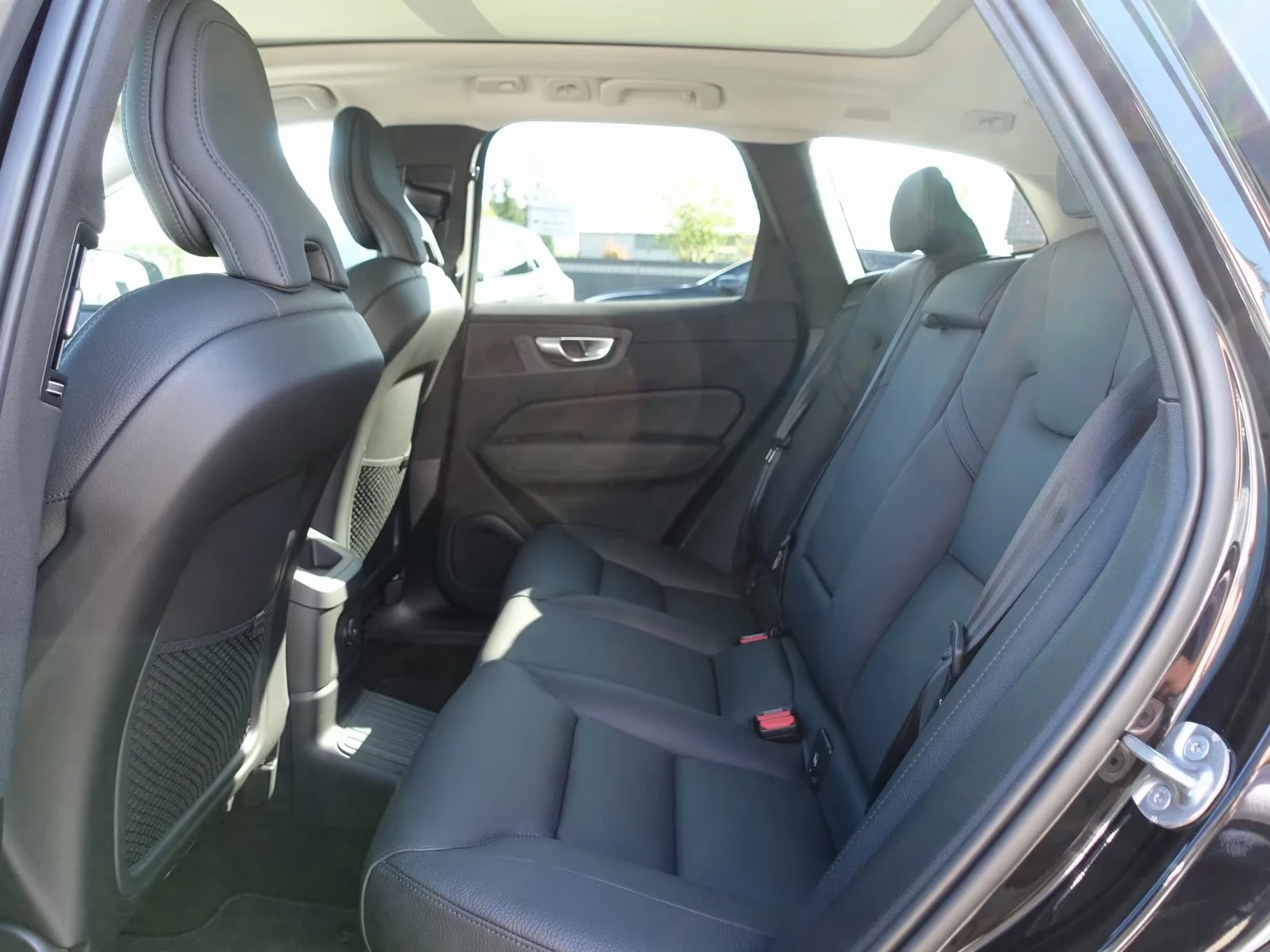 Volvo XC60 T8 AWD Plus Dark, снимка 14 - Автомобили и джипове - 54597287