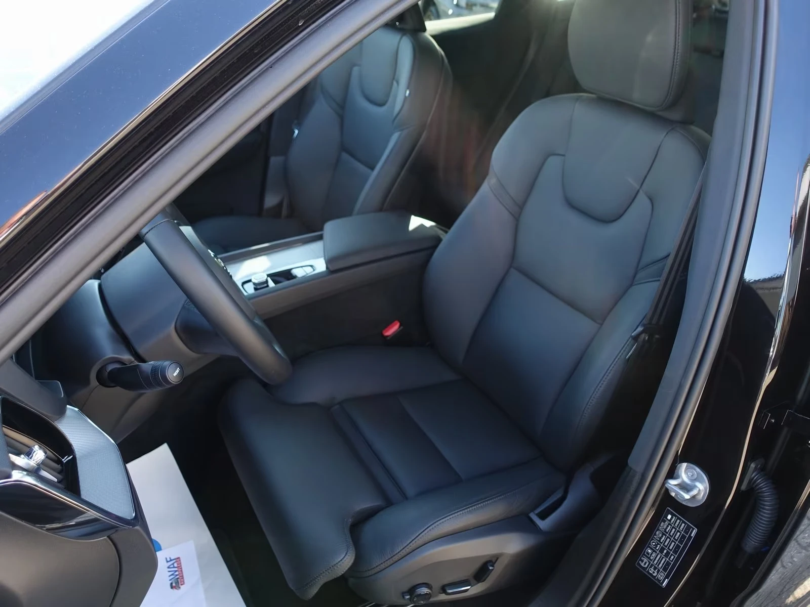 Volvo XC60 T8 AWD Plus Dark, снимка 8 - Автомобили и джипове - 54597287