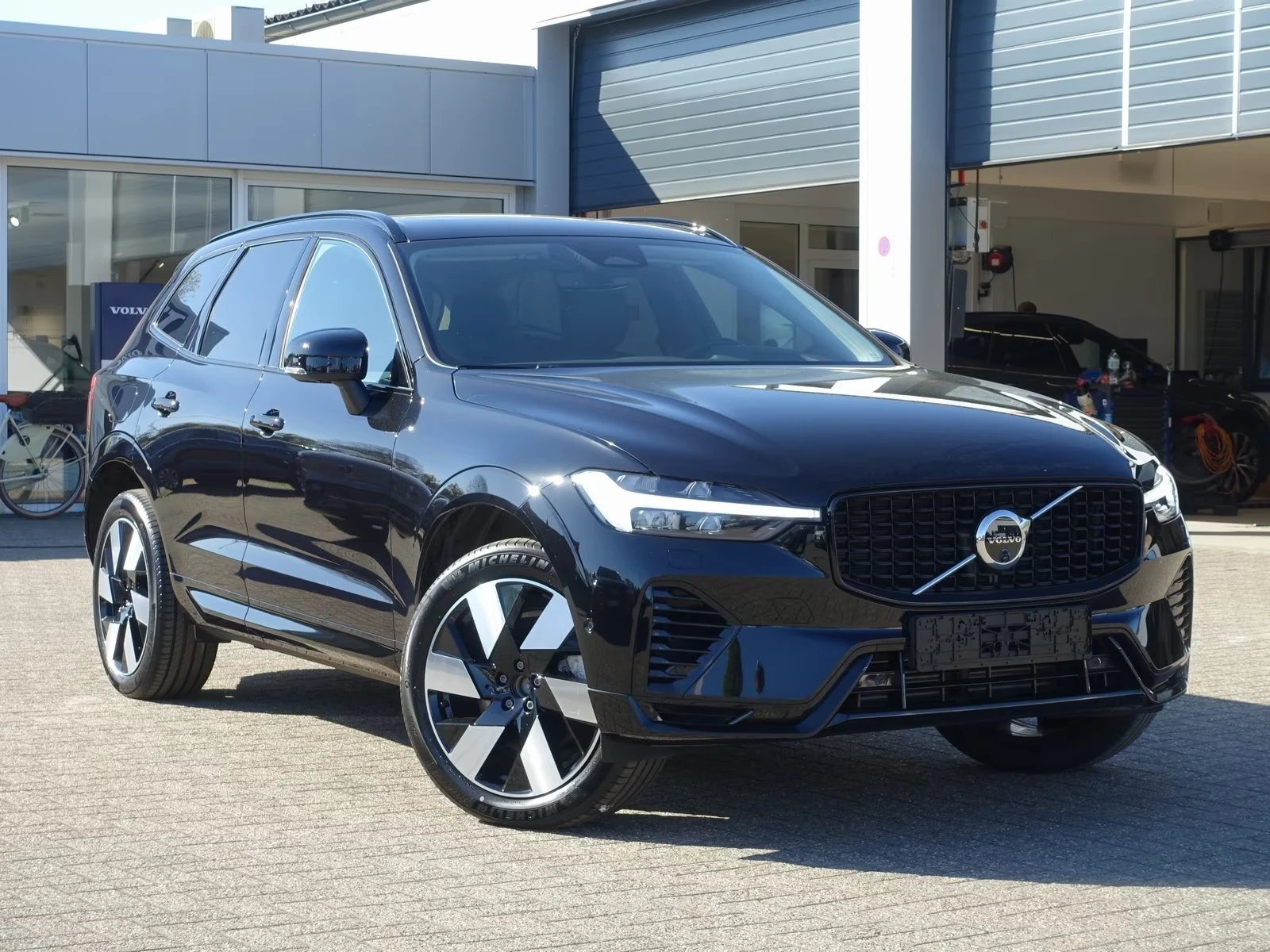 Volvo XC60 T8 AWD Plus Dark, снимка 3 - Автомобили и джипове - 54597287