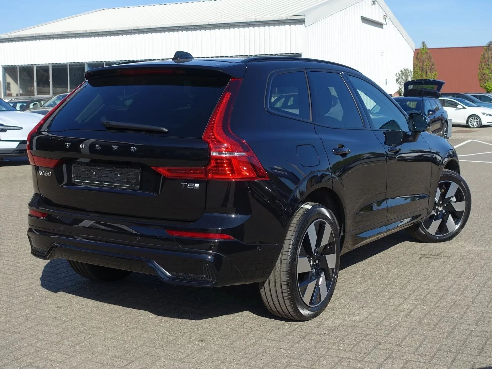 Volvo XC60 T8 AWD Plus Dark, снимка 2 - Автомобили и джипове - 54597287