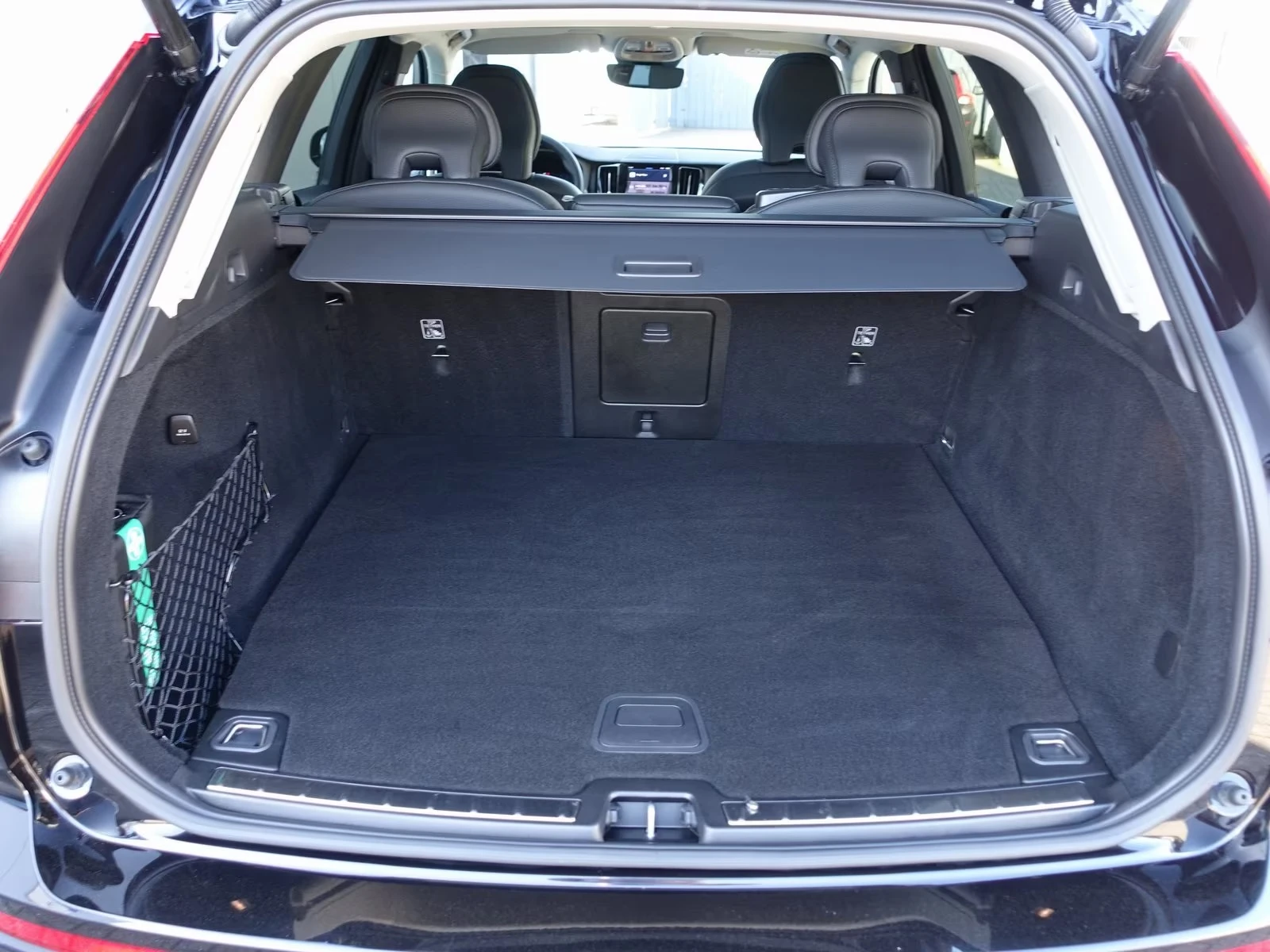 Volvo XC60 T8 AWD Plus Dark, снимка 17 - Автомобили и джипове - 54597287