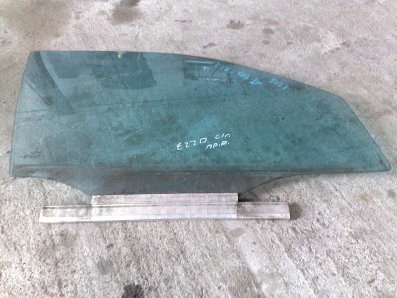 Предно дясно стъкло за Мерцедес Е220 01г.