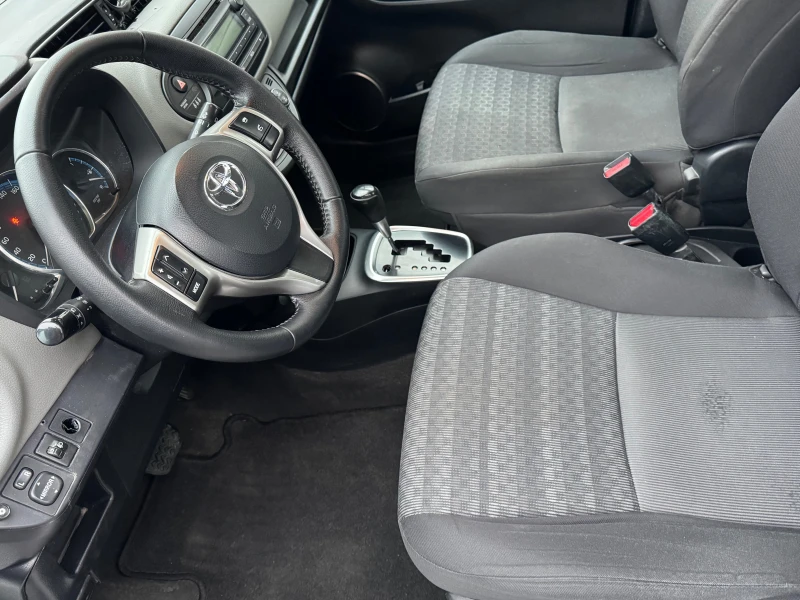 Toyota Yaris 1.5hybrid, снимка 9 - Автомобили и джипове - 48731637