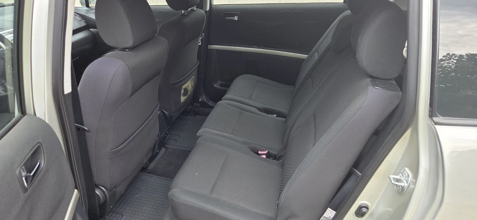 Toyota Corolla verso 2.2 - изображение 10