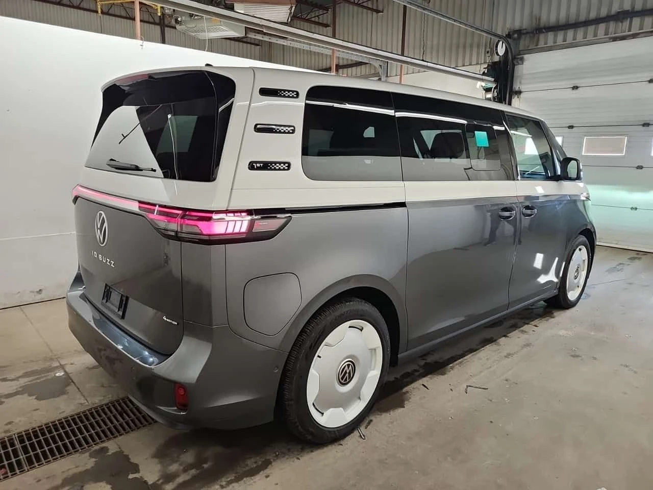 VW ID.Buzz  1ST EDITION * 360 КАМЕРИ* ОБДУХВАНЕ* ПАНО* CARFAX - изображение 3