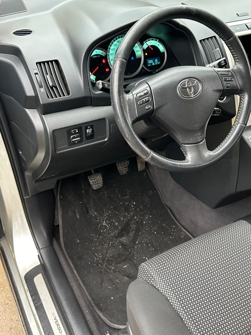 Toyota Corolla verso 2.2D4D, снимка 11 - Автомобили и джипове - 47303365