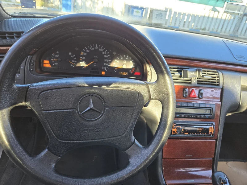 Mercedes-Benz E 200 Газ/Бензин, снимка 4 - Автомобили и джипове - 47904006