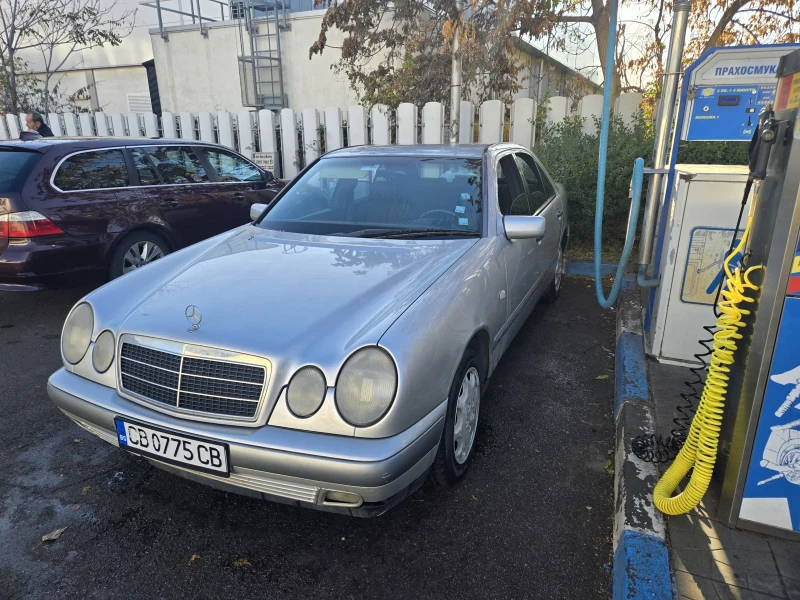 Mercedes-Benz E 200 Газ/Бензин, снимка 13 - Автомобили и джипове - 47904006