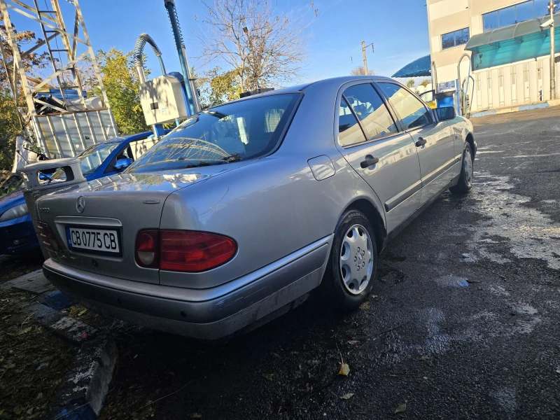 Mercedes-Benz E 200 Газ/Бензин, снимка 9 - Автомобили и джипове - 47904006