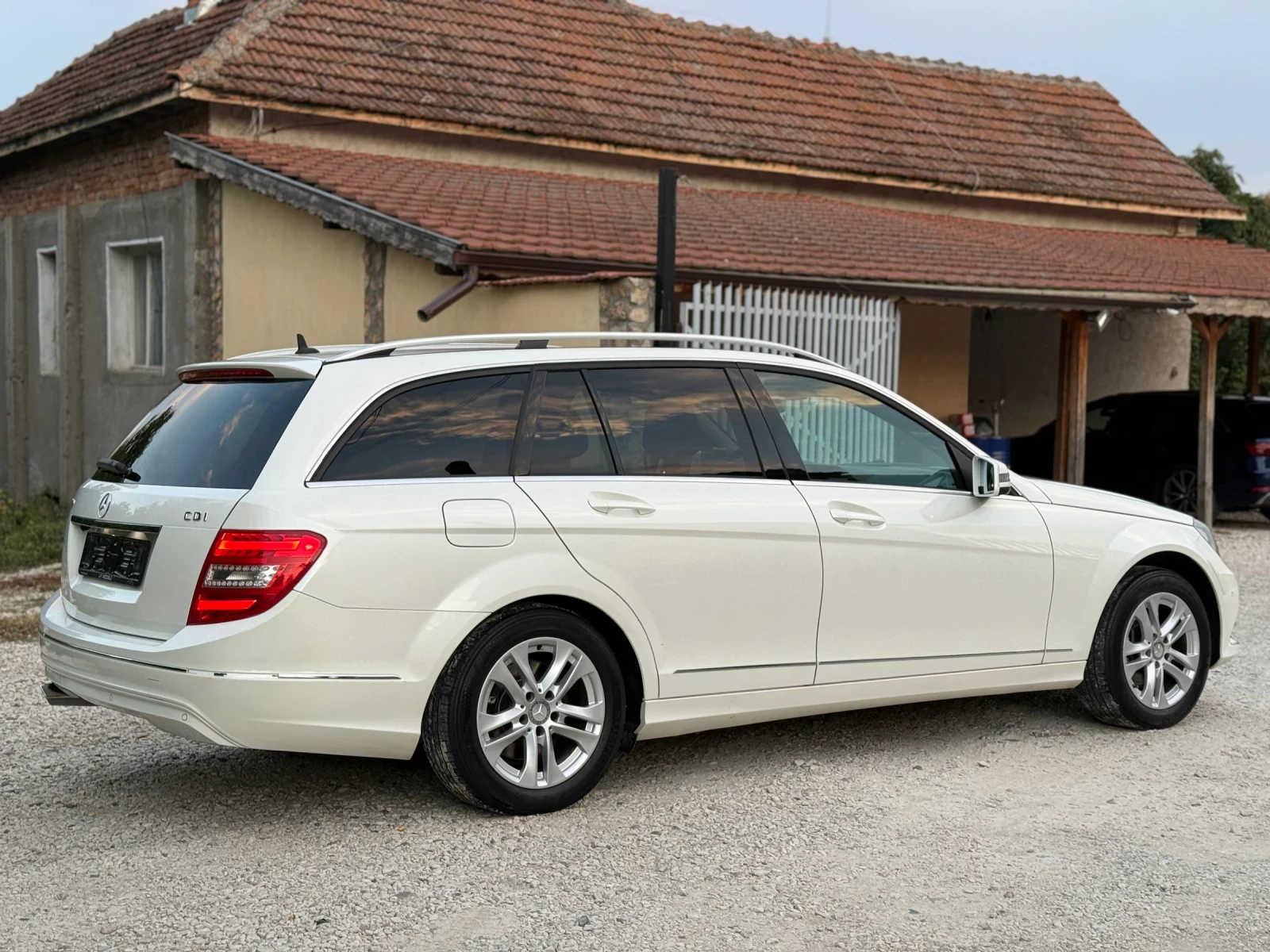 Mercedes-Benz C 220 * Avantgarde * Бяла перла * Facelift - изображение 4