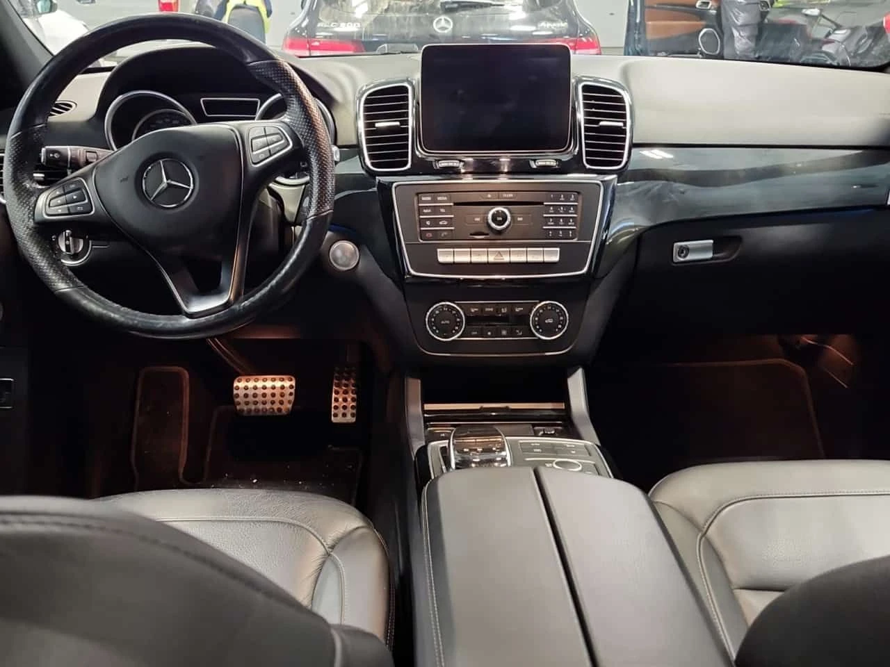 Mercedes-Benz GLE 43 AMG  | 360 | MEMORY | PANO | ДВА КЛЮЧА | , снимка 10 - Автомобили и джипове - 54146113