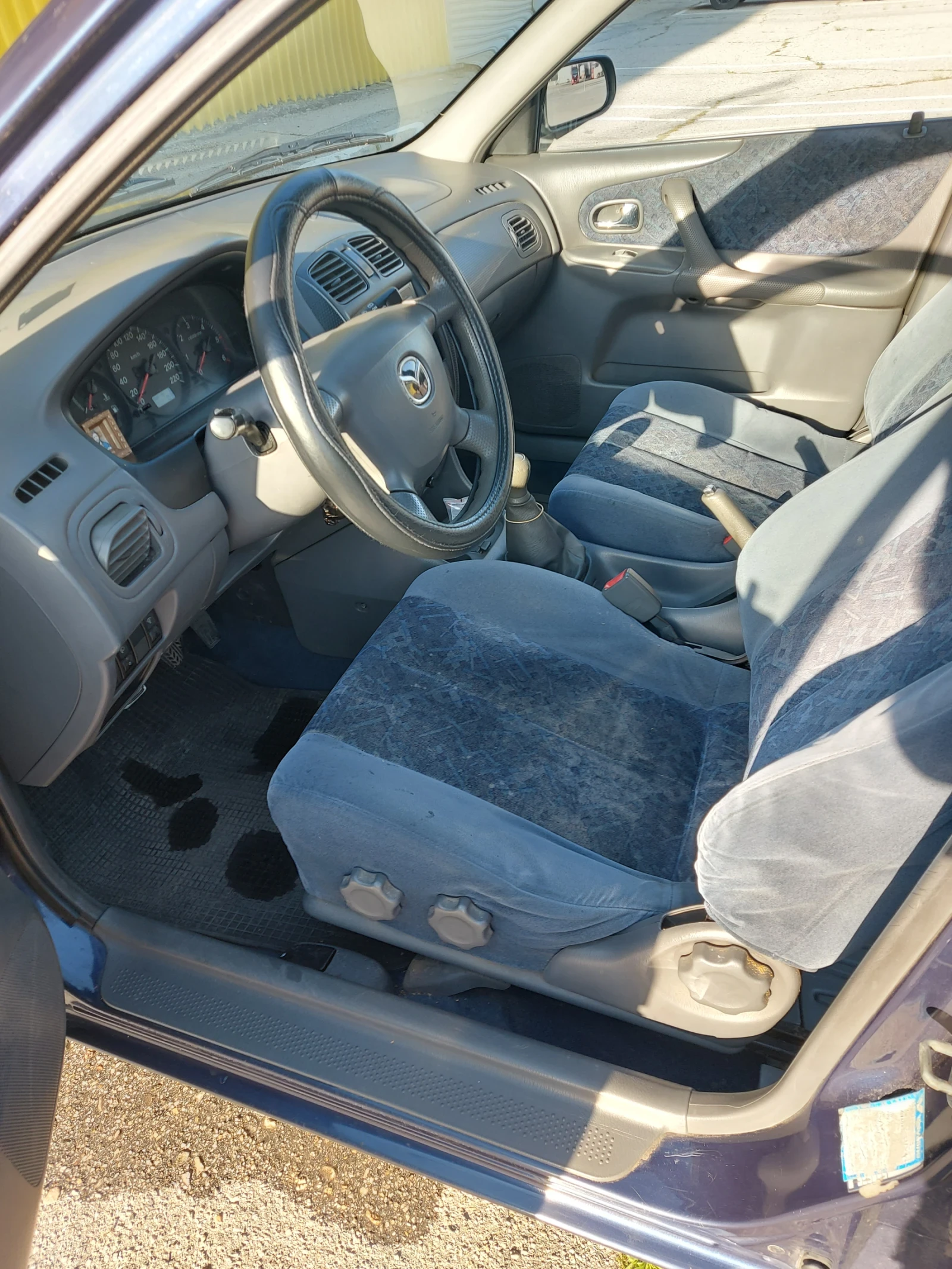 Mazda 323, снимка 7 - Автомобили и джипове - 54326927