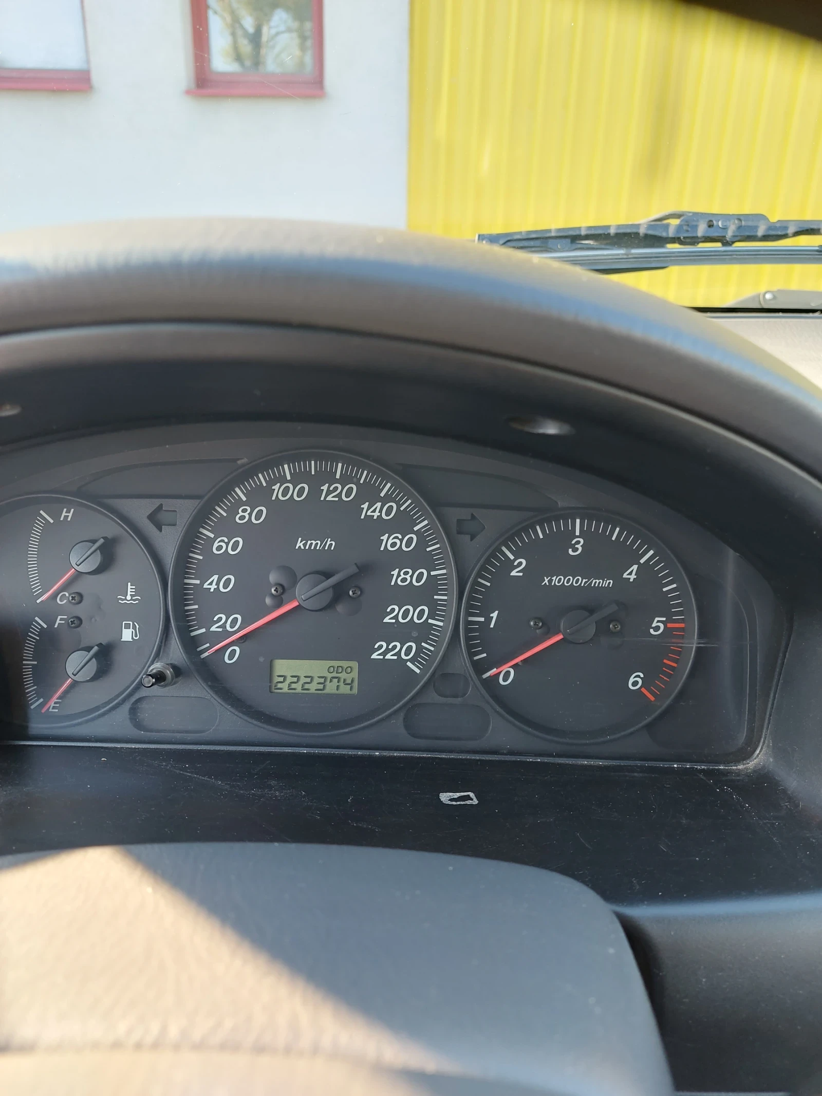 Mazda 323, снимка 6 - Автомобили и джипове - 54326927
