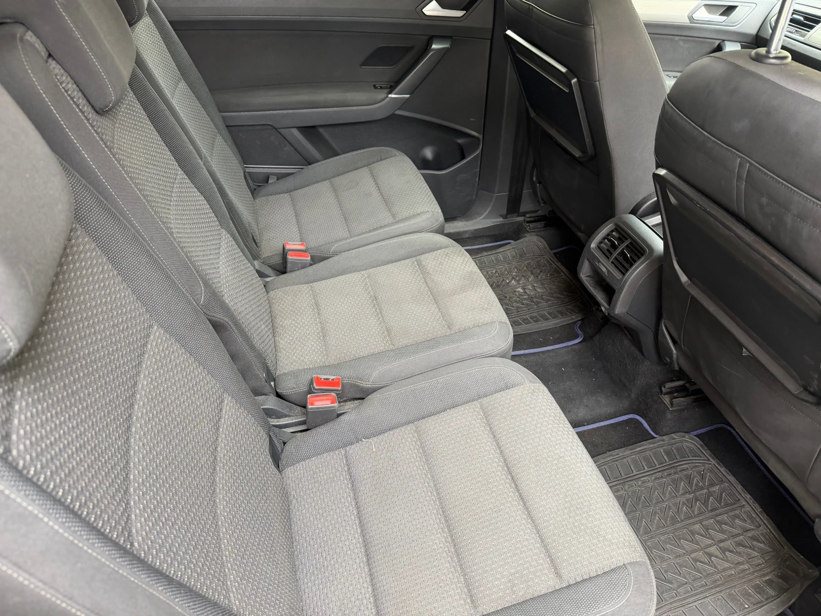 VW Touran, снимка 8 - Автомобили и джипове - 54356315