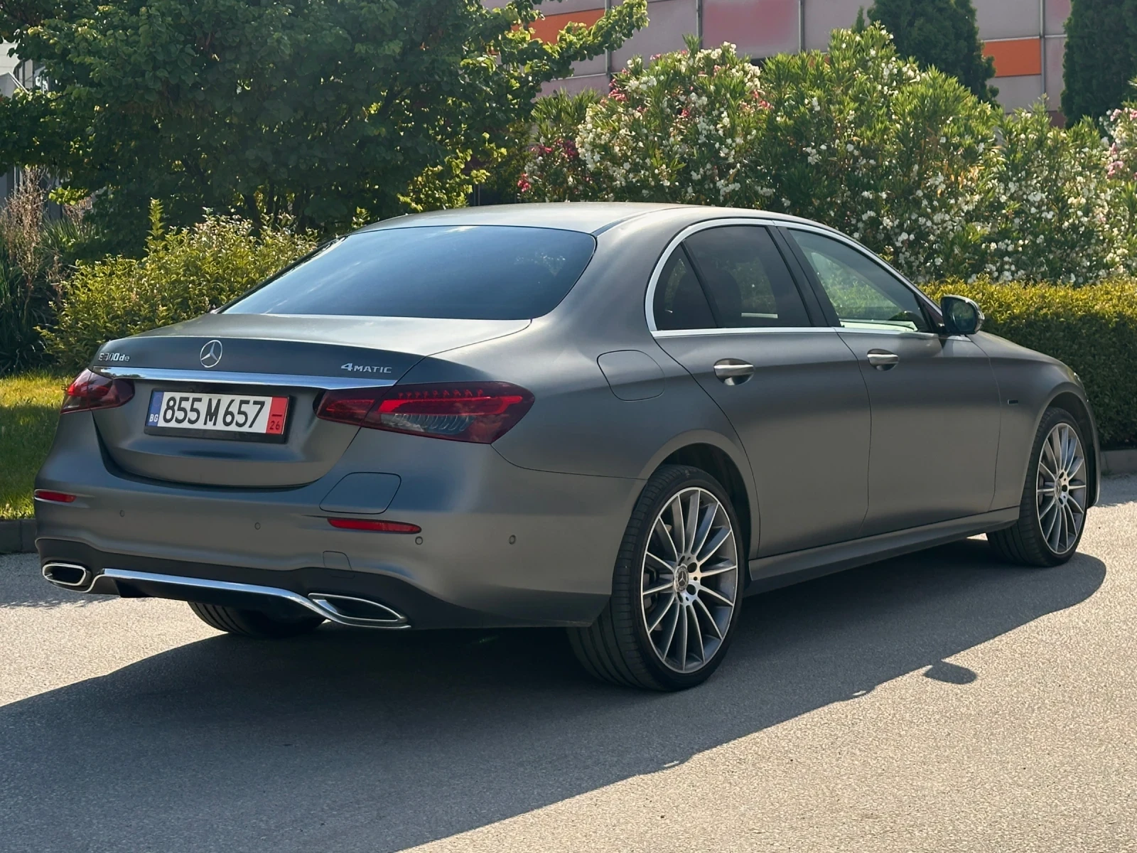 Mercedes-Benz E 300 de 4MATIC AMG LINE / PLUGIN / DISTRONIC / 360 CAM, снимка 2 - Автомобили и джипове - 54479963