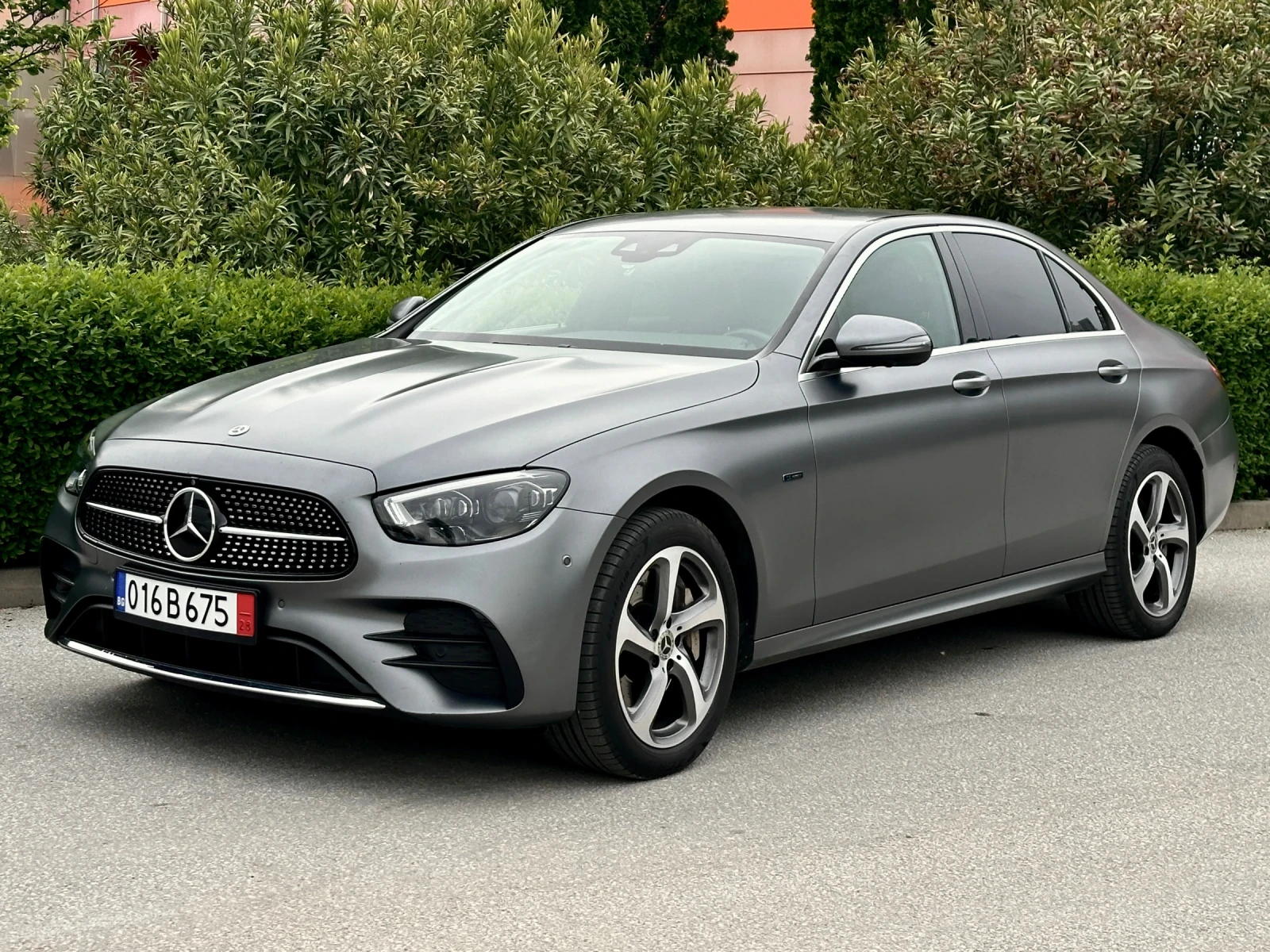 Mercedes-Benz E 300 de 4MATIC AMG LINE / PLUGIN / DISTRONIC / 360 CAM, снимка 4 - Автомобили и джипове - 54479963