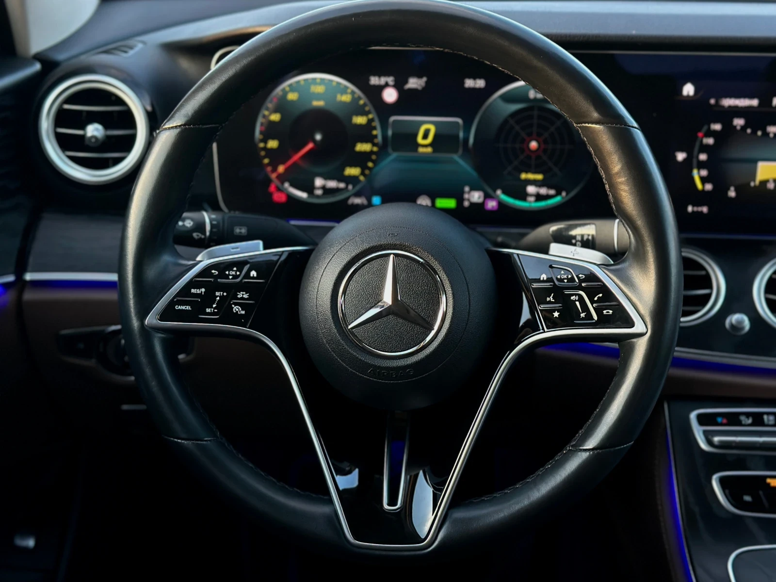 Mercedes-Benz E 300 de PLUGIN HYBRID 4MATIC AMG FULL / DISTRONIC / 360, снимка 17 - Автомобили и джипове - 55294031