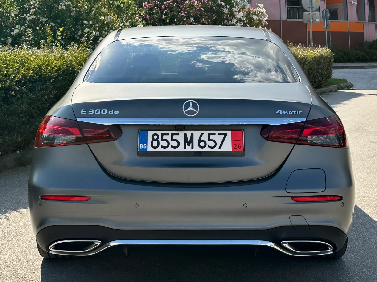 Mercedes-Benz E 300 de 4MATIC AMG LINE / PLUGIN / DISTRONIC / 360 CAM, снимка 4 - Автомобили и джипове - 54479963