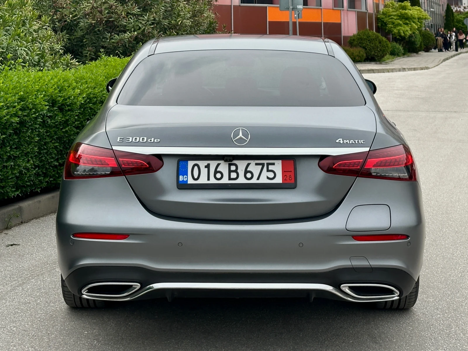 Mercedes-Benz E 300 de 4MATIC AMG LINE / PLUGIN / DISTRONIC / 360 CAM, снимка 2 - Автомобили и джипове - 54479963