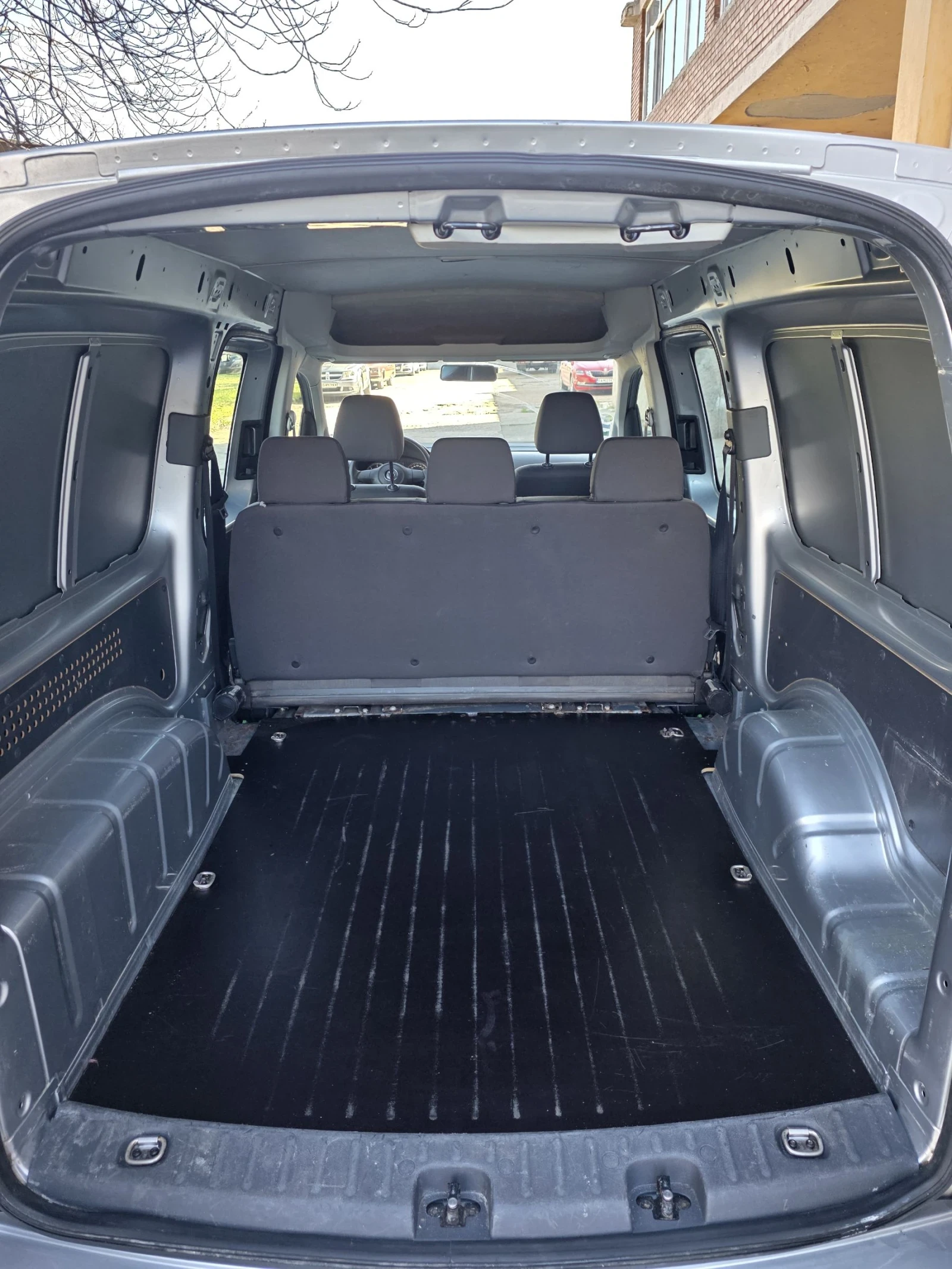 VW Caddy 1.6TDI, снимка 15 - Автомобили и джипове - 54715249