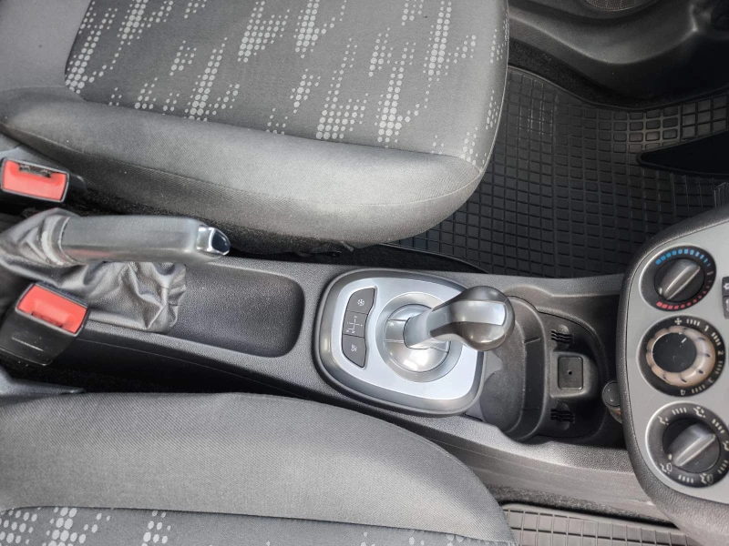 Opel Corsa 1.2i * Автоматик, снимка 11 - Автомобили и джипове - 52704981