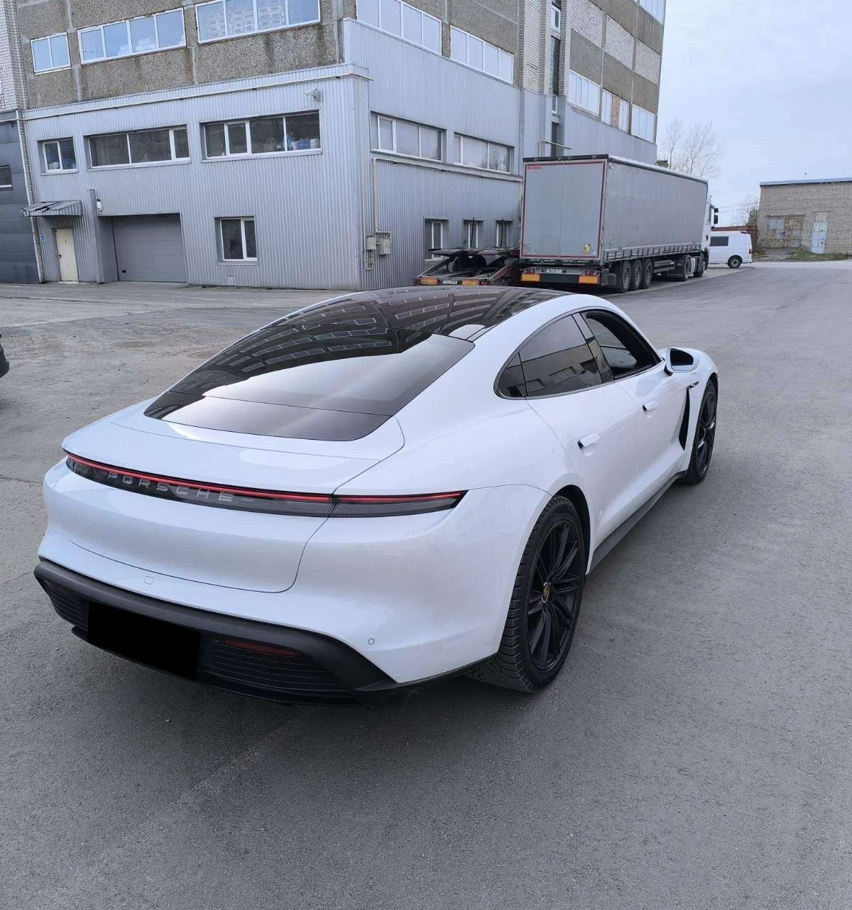 Porsche Taycan 4S, снимка 2 - Автомобили и джипове - 54298695