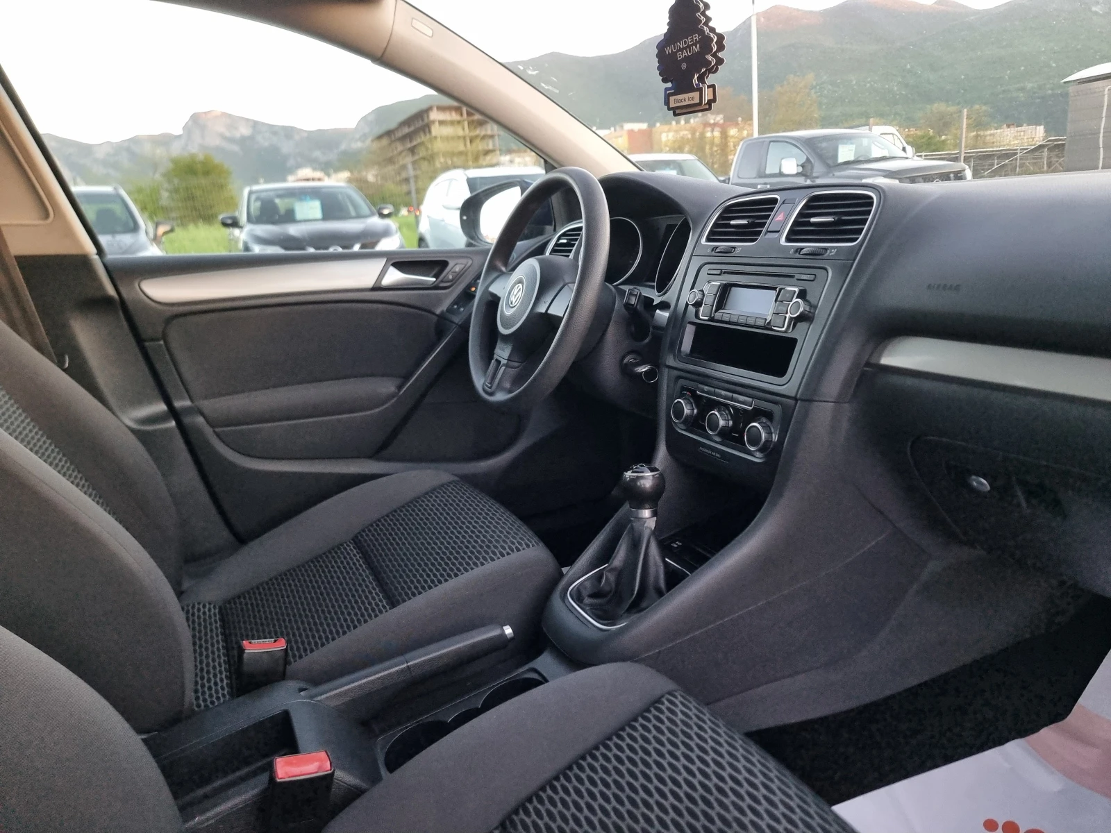 VW Golf 1.6TDI, снимка 16 - Автомобили и джипове - 54325632