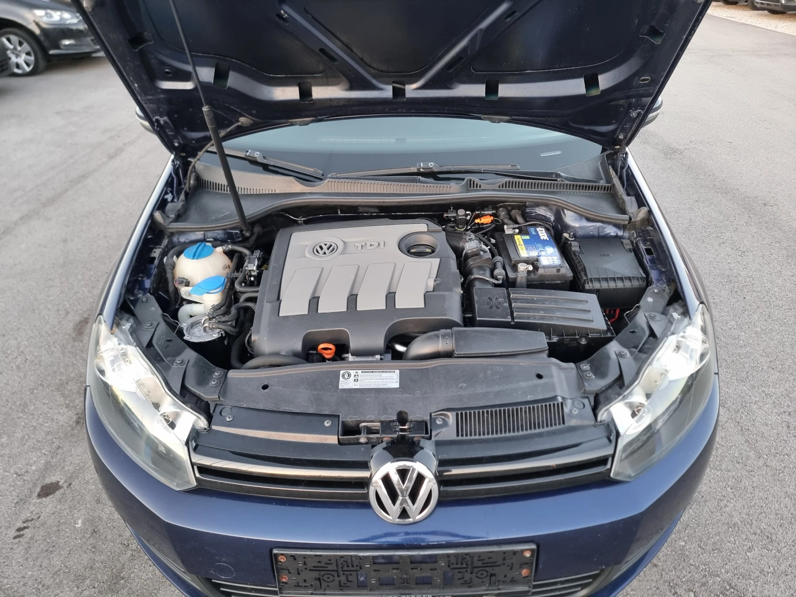 VW Golf 1.6TDI, снимка 17 - Автомобили и джипове - 54325632