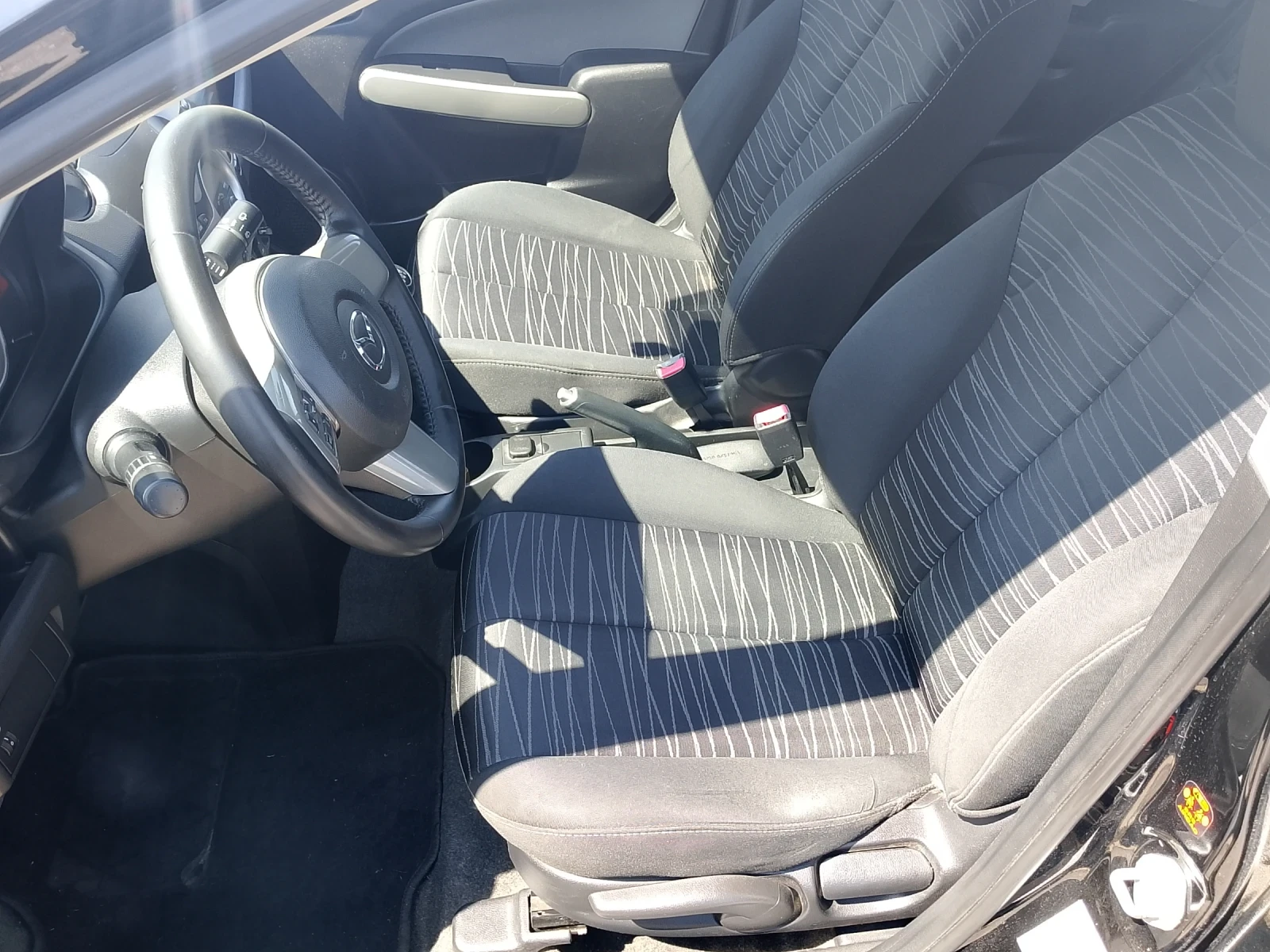 Mazda 2 1.4i, снимка 8 - Автомобили и джипове - 54342123