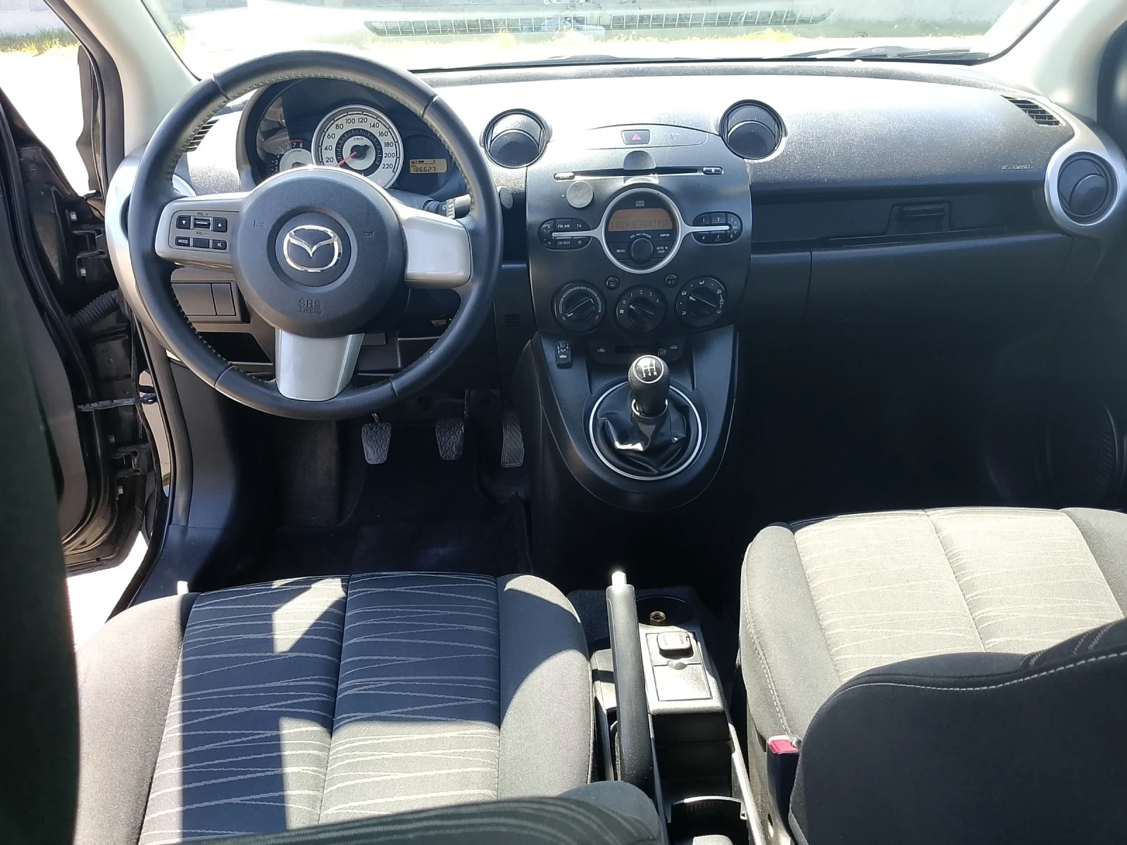 Mazda 2 1.4i, снимка 7 - Автомобили и джипове - 54342123