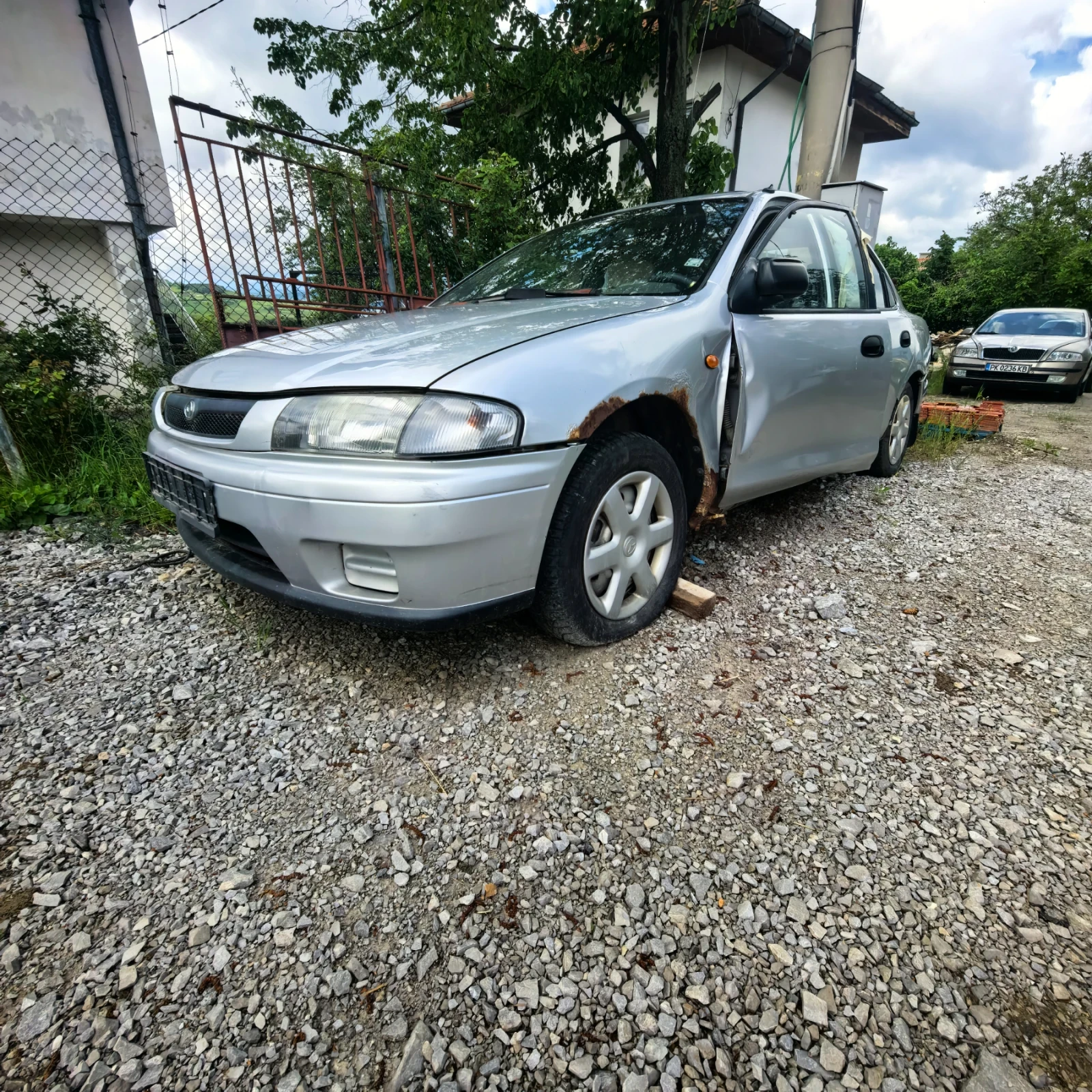 Mazda 323 2.0d, снимка 2 - Автомобили и джипове - 54652266