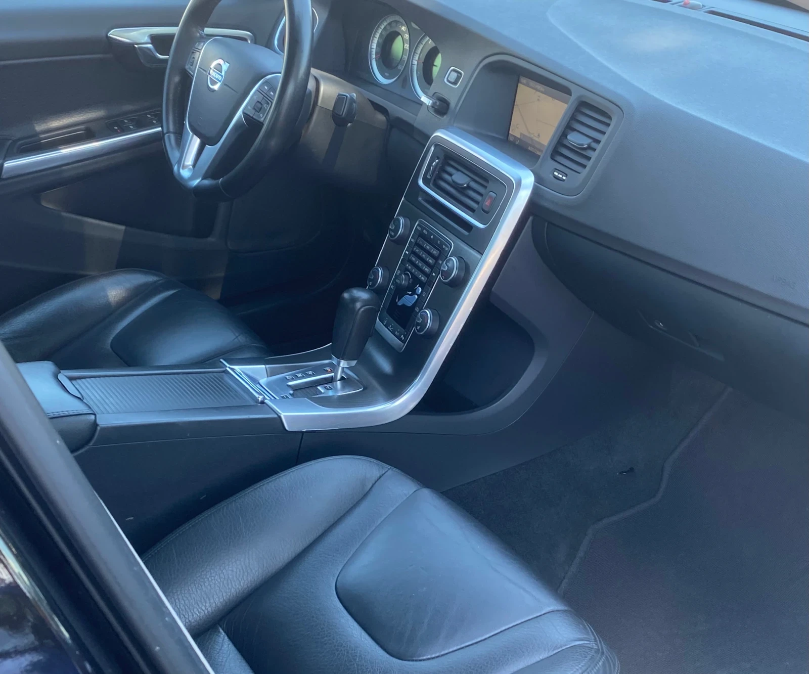 Volvo S60 Всички екстри!D5-4x4 ИЗКЛЮЧИТЕЛЕН АВТОМОБИЛ !!!, снимка 9 - Автомобили и джипове - 55050788