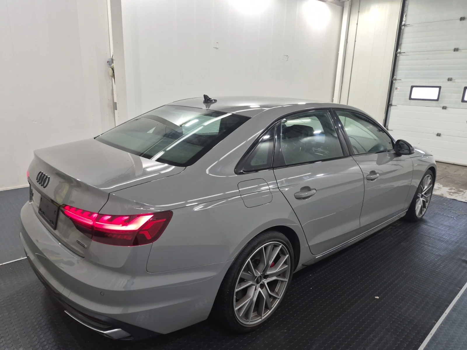 Audi A4 Progressiv / Quattro / Keyless Go / Panorama, снимка 3 - Автомобили и джипове - 55317129
