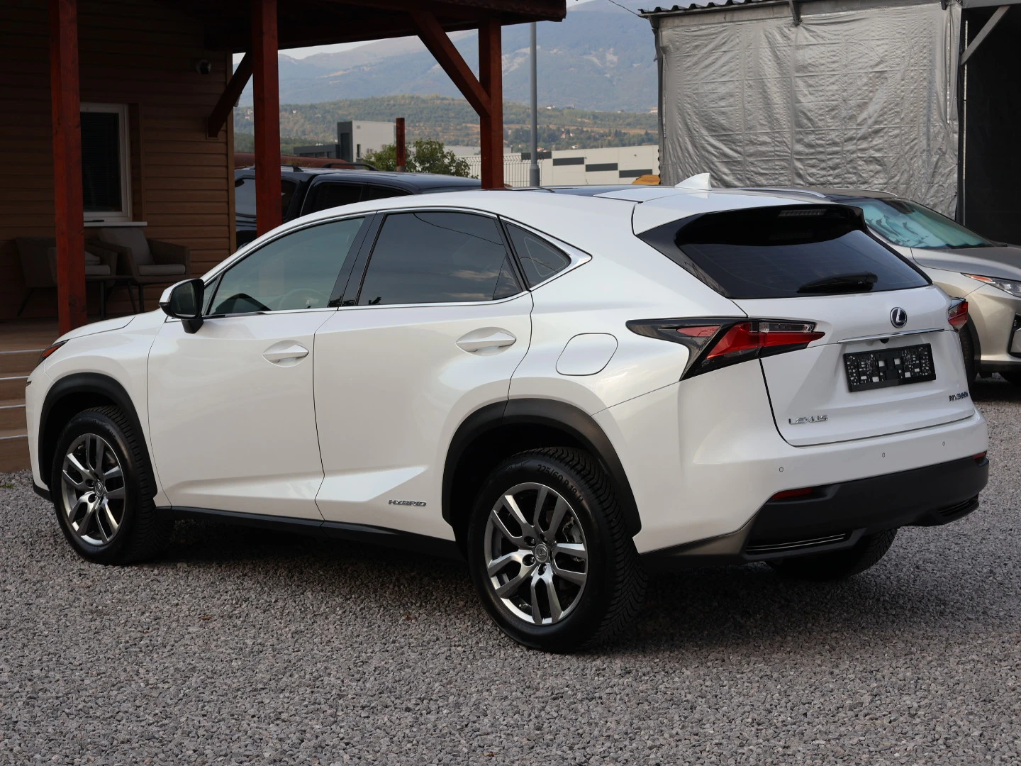 Lexus NX 300h ПАНОРАМА/КОЖЕН САЛОН/ПОДГРЕВ/LED+ BI-XENON/КАМЕРА - изображение 4