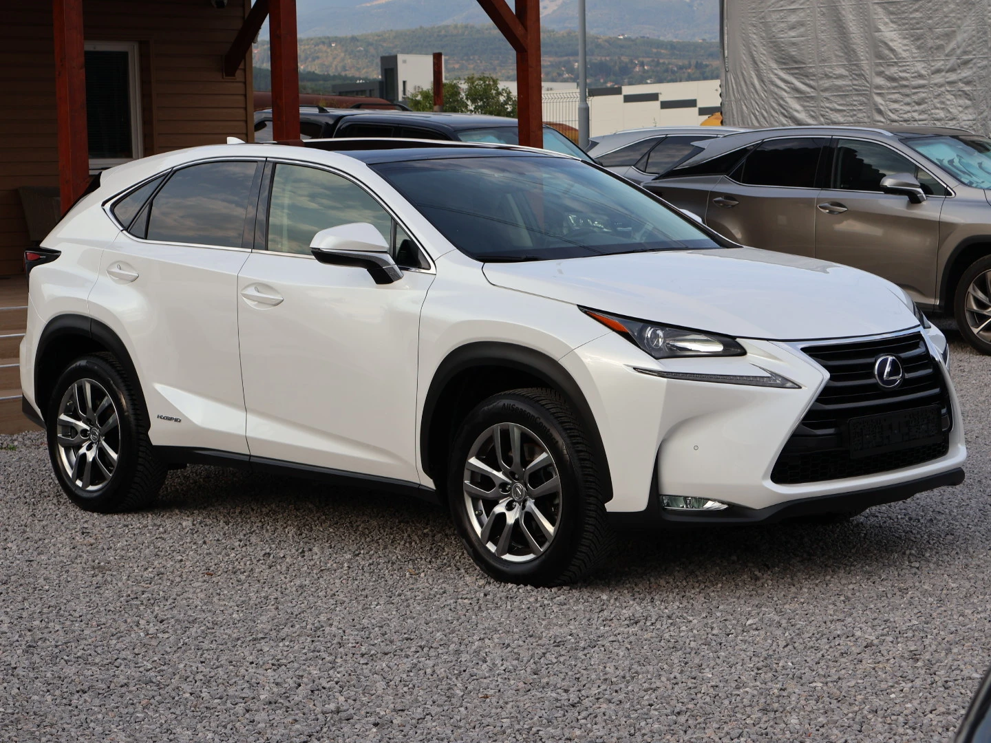 Lexus NX 300h ПАНОРАМА/КОЖЕН САЛОН/ПОДГРЕВ/LED+ BI-XENON/КАМЕРА - изображение 3