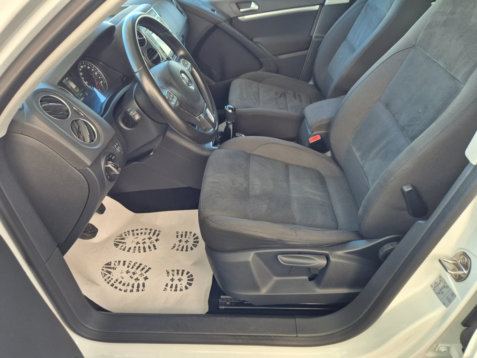 VW Tiguan 2.0TDI Hiline, снимка 8 - Автомобили и джипове - 55079770