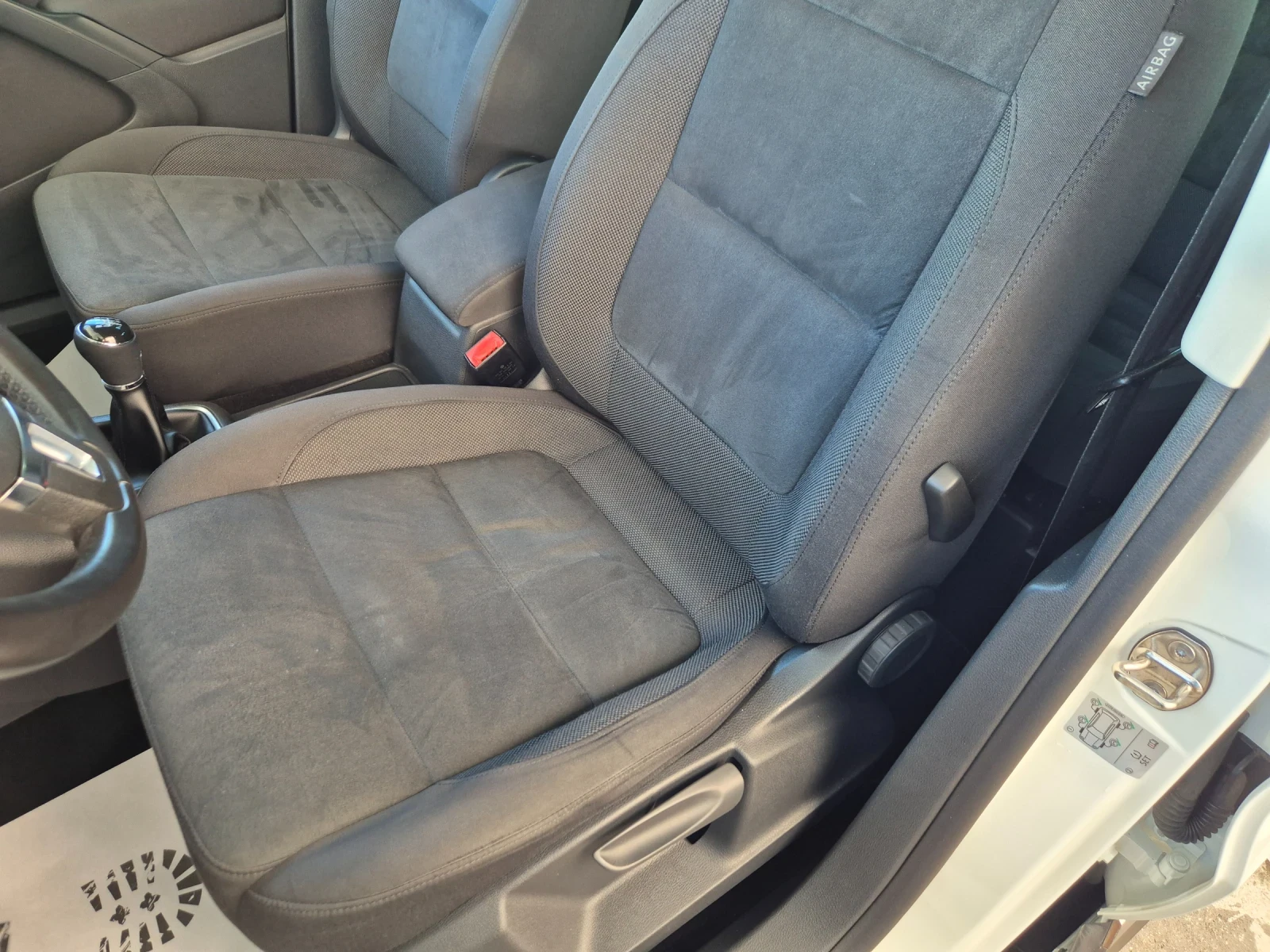 VW Tiguan 2.0TDI Hiline, снимка 9 - Автомобили и джипове - 55079770