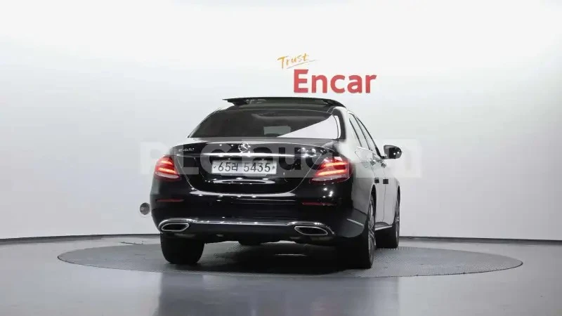 Mercedes-Benz E 400 4MATIC/ОБДУХВАНЕ/ПАНОРАМА/BURMESTER/360, снимка 4 - Автомобили и джипове - 54916213
