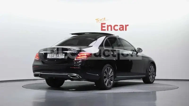Mercedes-Benz E 400 4MATIC/ОБДУХВАНЕ/ПАНОРАМА/BURMESTER/360, снимка 2 - Автомобили и джипове - 54916213