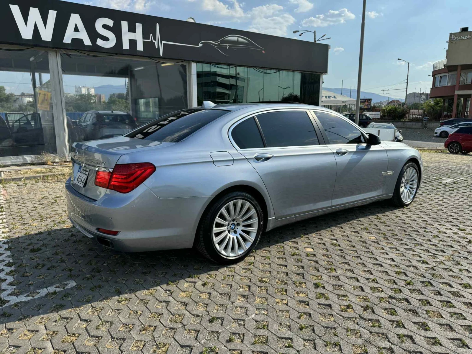 BMW 750  - изображение 4