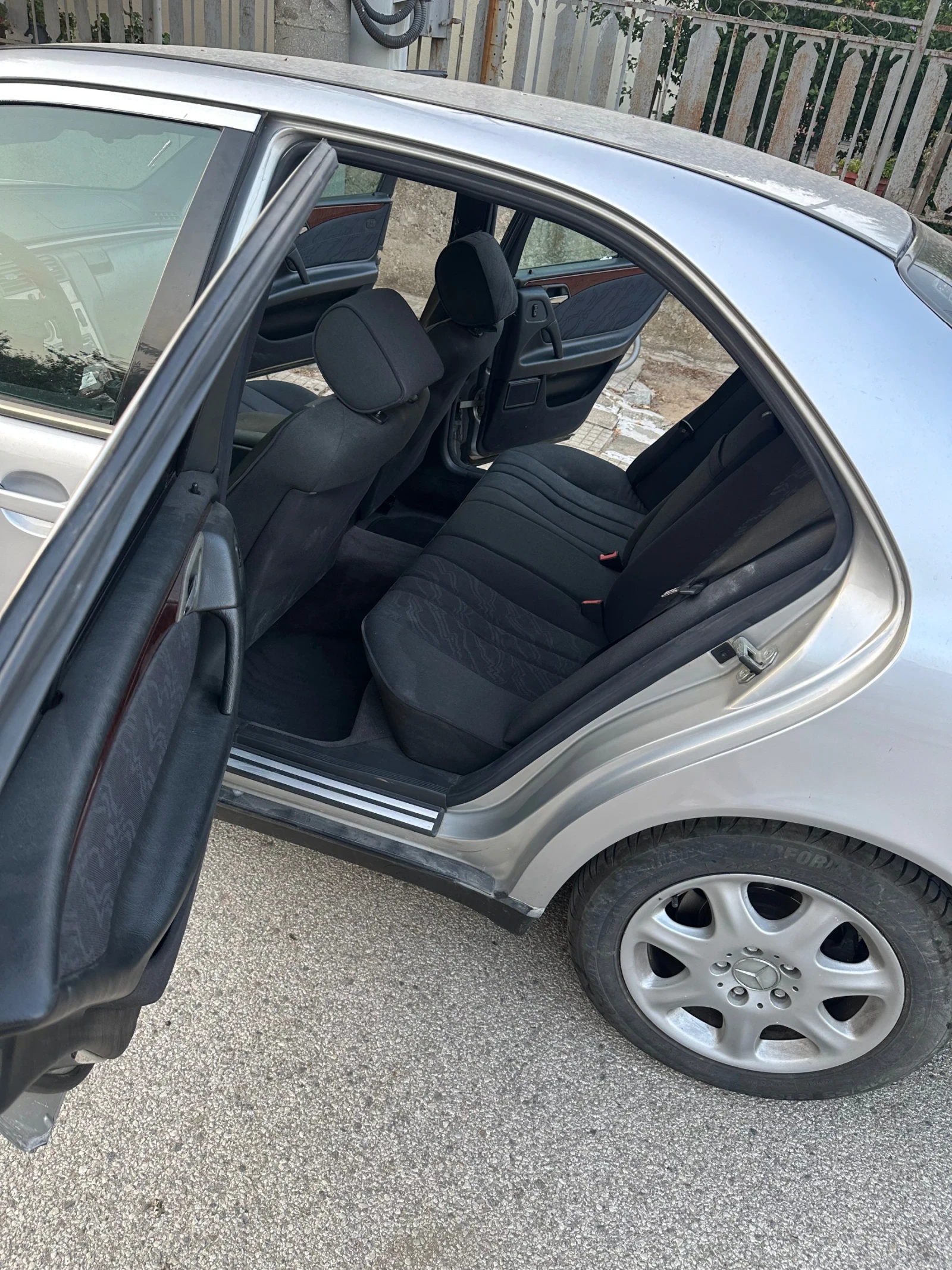 Mercedes-Benz E 200 | Mobile.bg — изображение 12