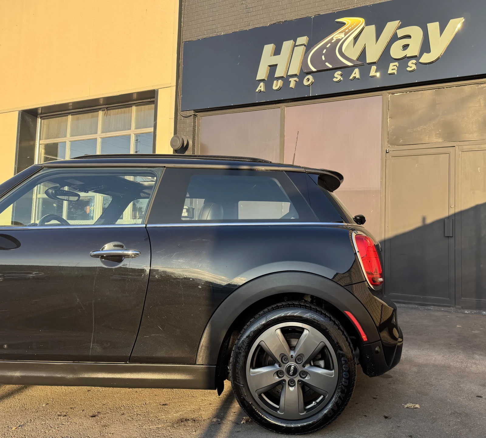 Mini Cooper s  Hatchback * CARFAX* * АвтоКредит* (ЦЕНА ДО БГ) - изображение 2