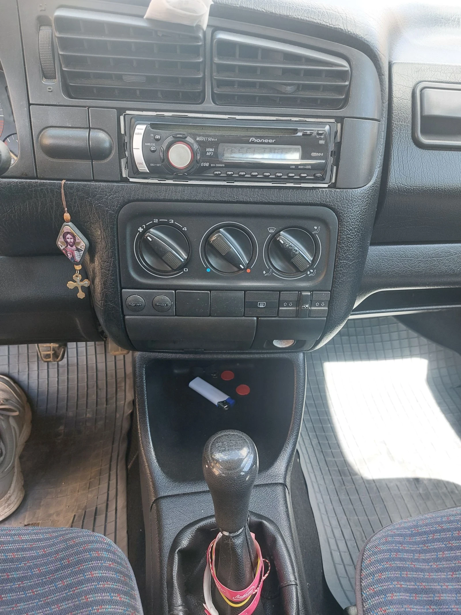 VW Golf 1.6 75 кс., снимка 8 - Автомобили и джипове - 54136919