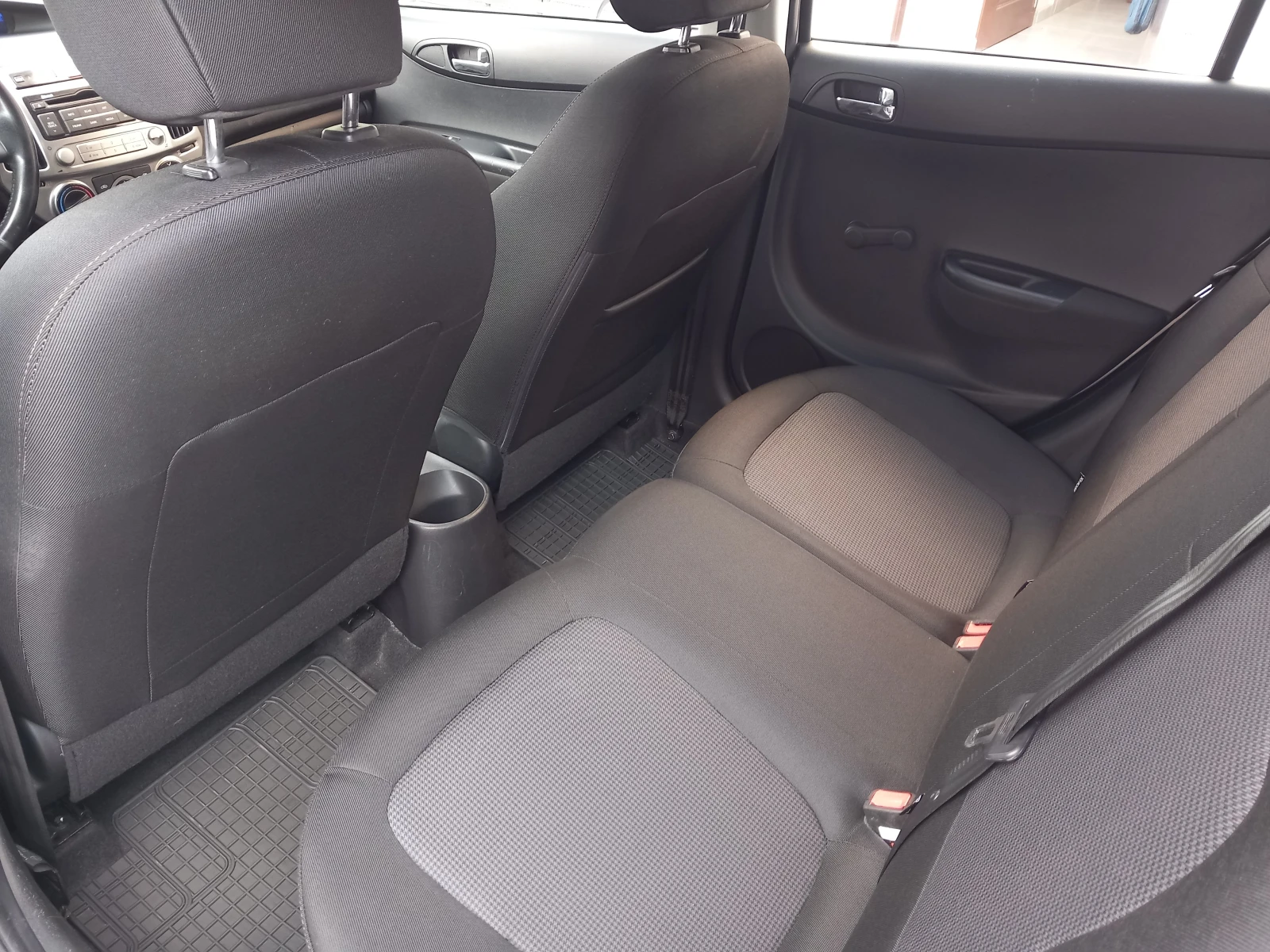 Hyundai I20 1.3i климатик 86кс, снимка 11 - Автомобили и джипове - 54825339
