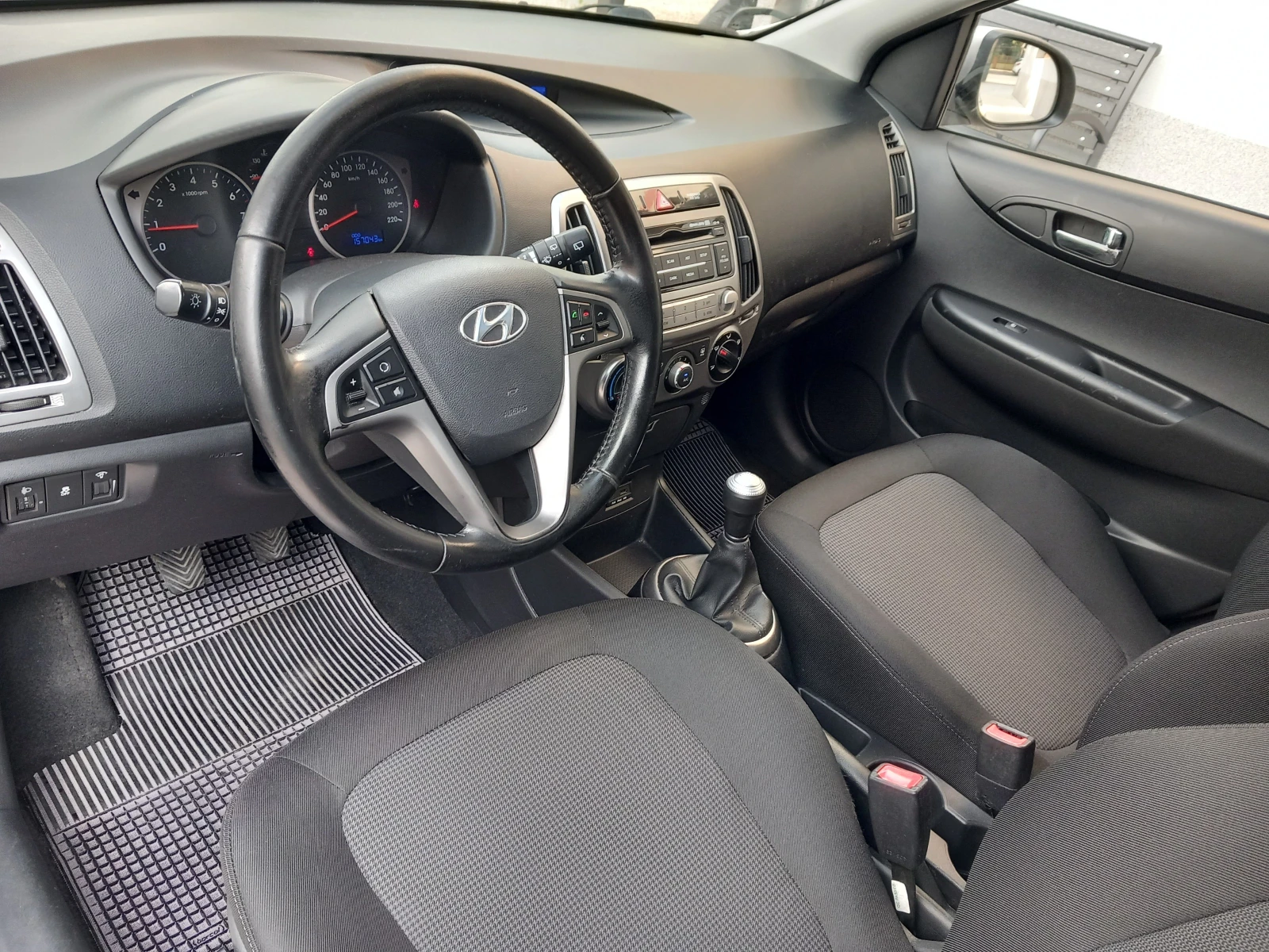 Hyundai I20 1.3i климатик 86кс, снимка 9 - Автомобили и джипове - 54825339