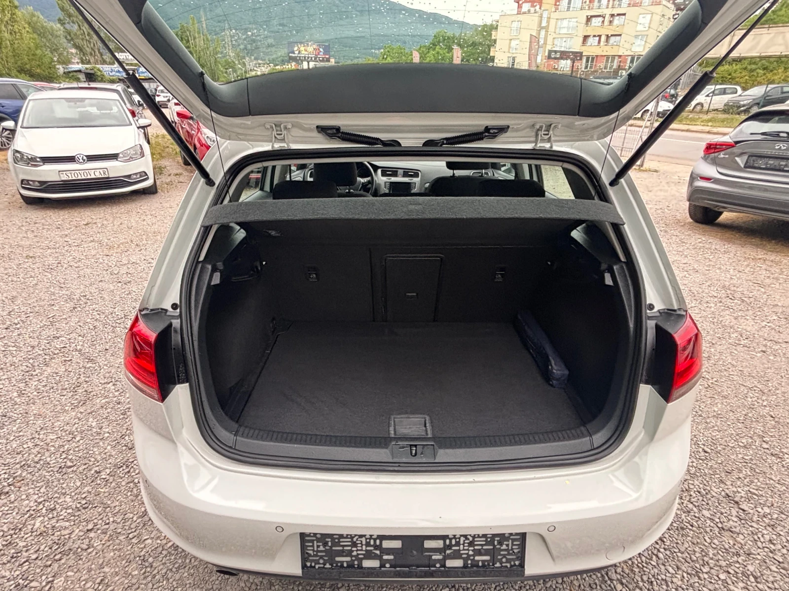 VW Golf 1.6 TDI, снимка 7 - Автомобили и джипове - 55406207