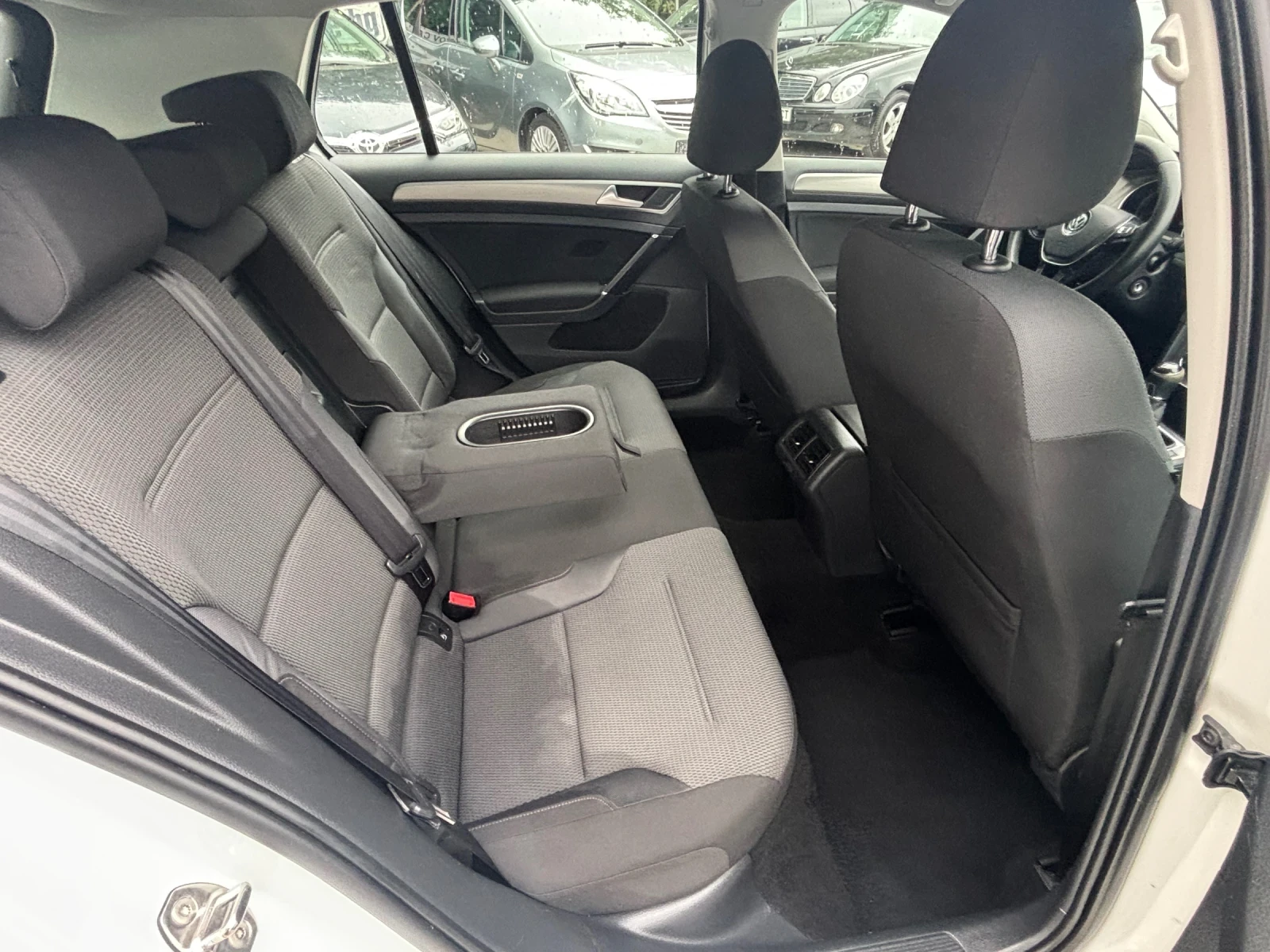 VW Golf 1.6 TDI, снимка 8 - Автомобили и джипове - 55406207